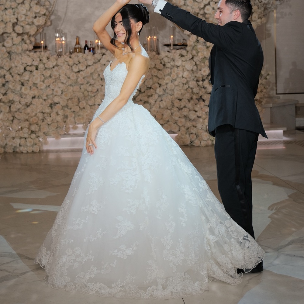 Monique Lhuillier Custom Gianna Wedding Dress-Worn Once, Professionally Cleaned - Picture 12 of 16